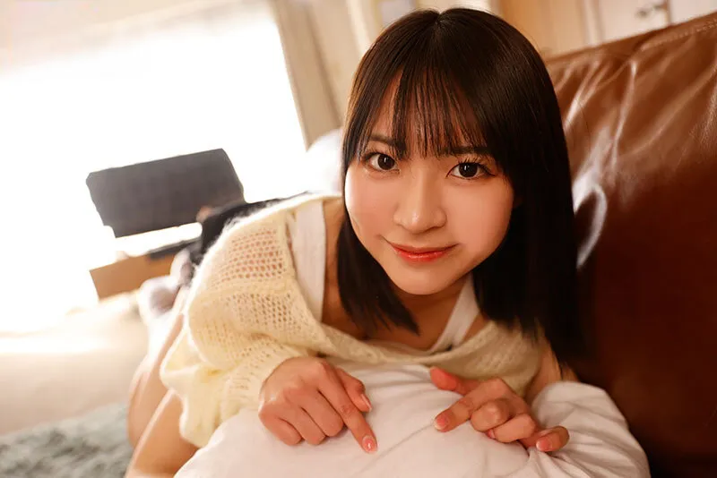 Chị gái lần đầu có any còn nhiều ngỡ ngàng nên mượn buồi thằng em tập trước